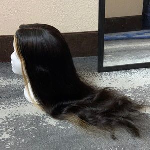 Hey ladies I am selling this pretty wig